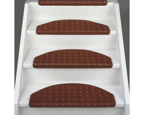 Treppe mit braunen, gemusterten Treppenstufenmatten