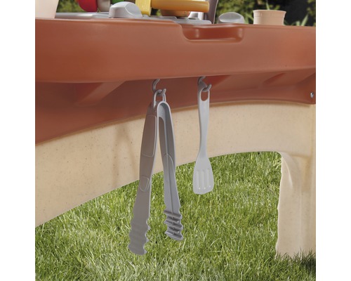 Spielküche Detailansicht mit Zange und Spatel