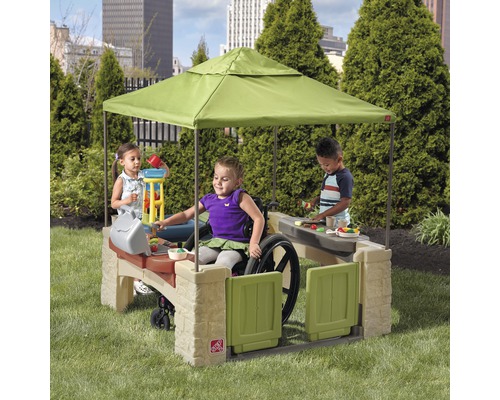 Spielküche mit Sonnenschutzdach und Kindern im Garten