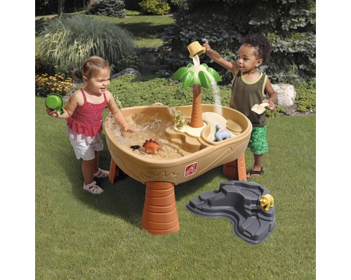 Kinder spielen mit einem Dinosaurier-Wasserspieltisch im Freien.