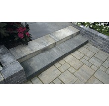 Treppe und Pflastersteine aus Stein im Außenbereich