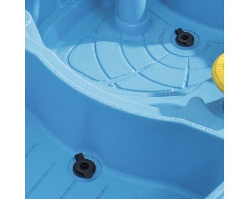 Detailansicht eines blauen Kinderwasserspieltisches mit schwarzen Schrauben