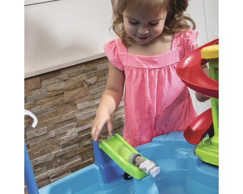 Kind spielt mit einer Wasserrutsche