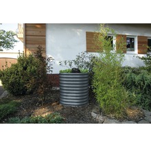Hochbeet aus Metall im Garten mit Bepflanzung.