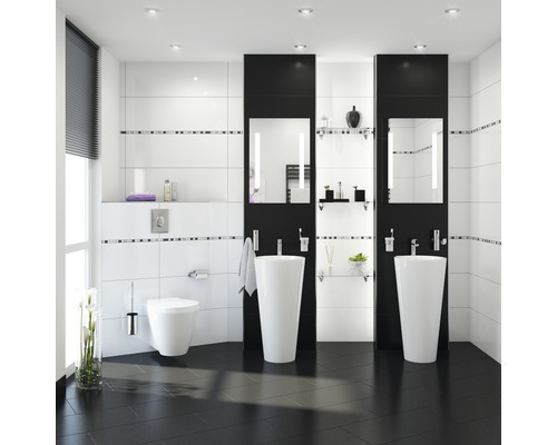 Badezimmer mit Toilette, Waschbecken und Spiegel