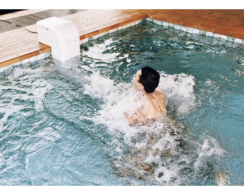Schwimmbad mit Schwimmer und Gegenstromanlage