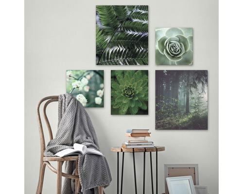 Wanddekoration mit Motiven aus der Natur, kombiniert mit Möbeln im Innenraum.