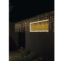 Beleuchtete LED-Eiszapfenlichterkette am Dach eines Hauses