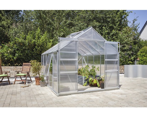 Gewächshaus im Garten mit geöffneten Türen.