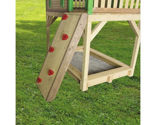 Detailansicht eines Spielturms mit Kletterwand und Sandkasten