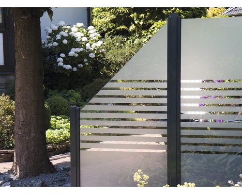 Gartenzaun mit horizontalen Streifen und Dreiecksmuster