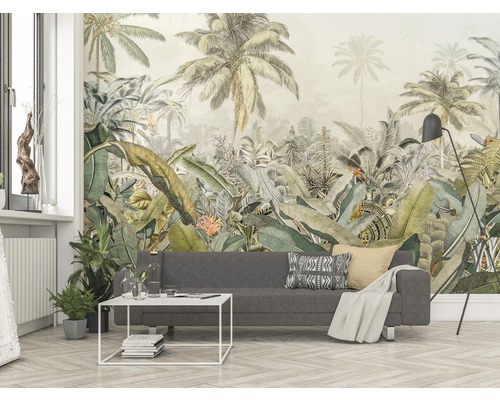 Wohnzimmer mit Fototapete mit Dschungelmotiven, Sofa, Tisch und Zimmerpflanzen