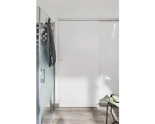 Modernes Badezimmer mit Dusche und weißer Schiebetür