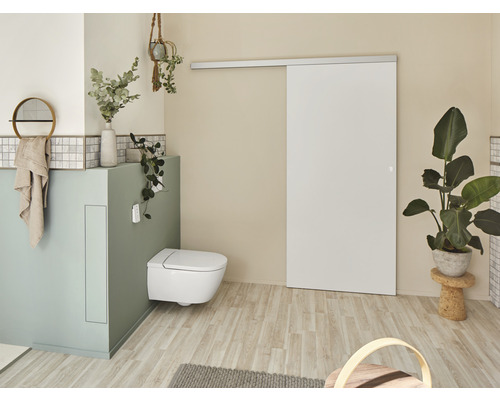 Modernes Badezimmer mit wandhängendem WC und Schiebetür