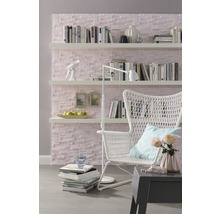Wohnzimmer mit Bücherregal, Sessel und Dekoration