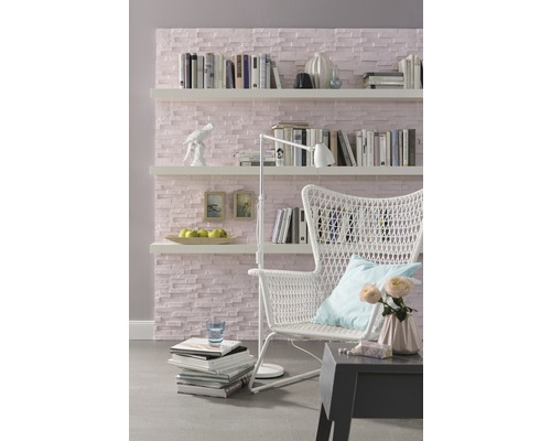 Wohnzimmer mit Bücherregal, Sessel und Dekoration