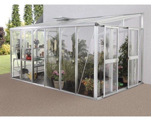 Anlehngewächshaus mit Pflanzen und Regalen
