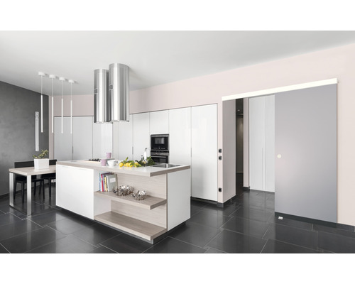 Helle Küche mit Kochinsel, Esstisch und Schiebetür