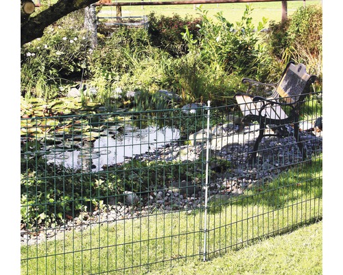 Doppelstabmattenzaun in Gartenlandschaft mit Teich und Sitzbank
