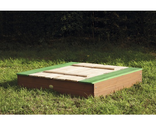 Quadratischer Sandkasten aus Holz mit Abdeckung im Garten.