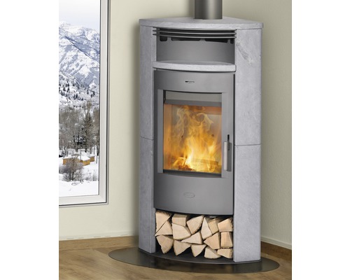 Kaminofen mit Holzscheitfach und brennendem Feuer