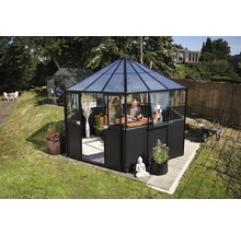 Sechseckiger Pavillon aus Glas im Garten mit sitzenden Personen