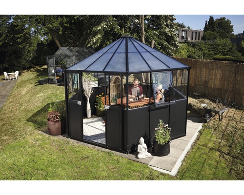 Sechseckiger Pavillon aus Glas im Garten mit sitzenden Personen