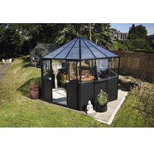 Garten mit Gewächshaus und Pavillon mit Möbeln