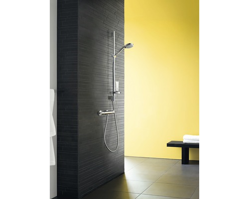 Badezimmer mit Aufputz-Duschsystem mit Thermostat