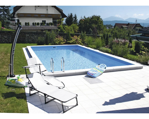 Schwimmbecken im Garten mit Liegestühlen und Außendusche