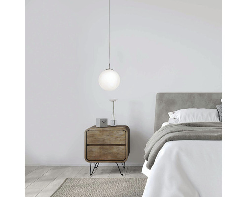 Schlafzimmer mit Nachttisch, Bett und runder Pendelleuchte