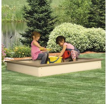 Sandkasten mit zwei spielenden Kindern im Garten