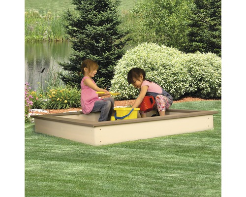 Sandkasten mit zwei spielenden Kindern im Garten