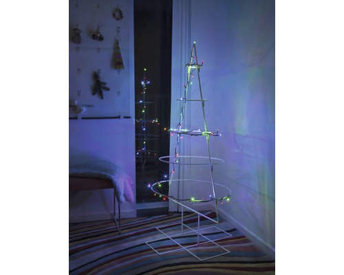 Micro LED Lichterkette Konstsmide 6,93 m + 3 m Zuleitung 100 LEDs Lichterfarbe bunt Dekorativer, minimalistischer Weihnachtsbaum mit Lichterkette im Innenraum.