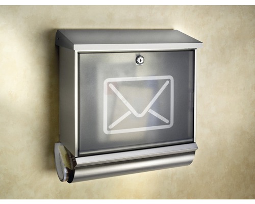 Briefkasten mit Zeitungsfach an der Wand