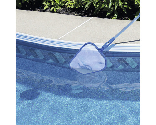 Poolkescher im Schwimmbad zur Reinigung des Wassers