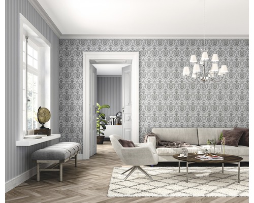 Heller Wohnraum mit Tapete, Sofa, Sessel und Holzboden