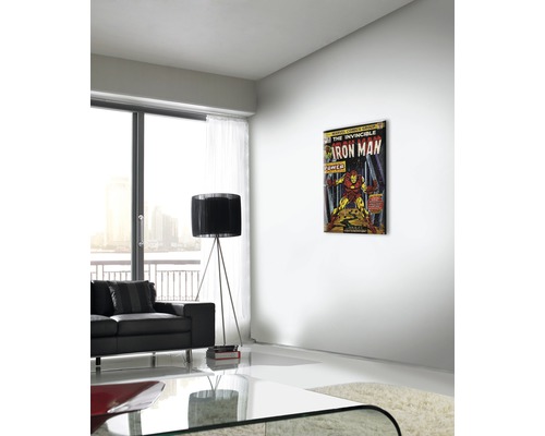 Wohnzimmer mit Sofa, Stehlampe und Wandbild des Iron Man Comics