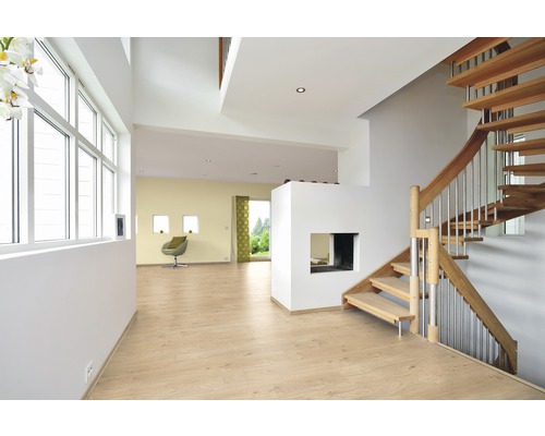 Heller Raum mit Holztreppe, Laminatboden und Sitzecke