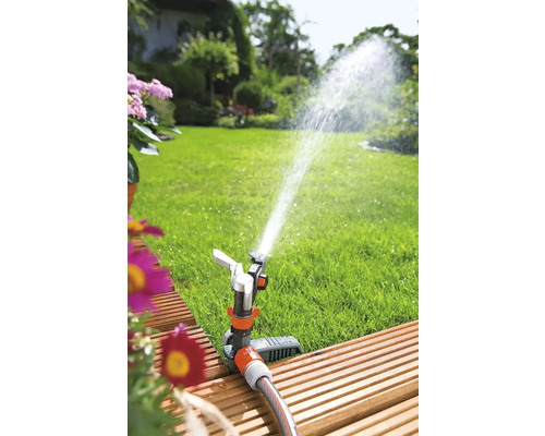 Rasensprenger im Garten bewässert Rasenfläche