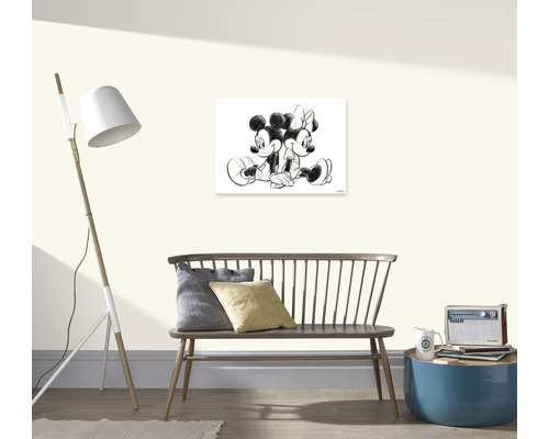 Wohnraum mit Bank, Lampe, Tisch und einem Wandbild mit Mickey Mouse und Minnie Mouse