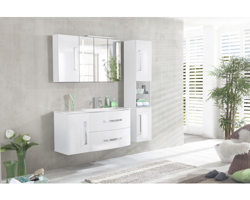 Helles Badezimmer mit weißem Waschtisch, Spiegelschrank und Hochschrank für ein modernes Ambiente.