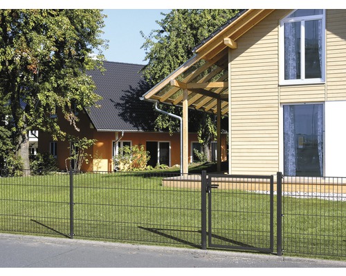 Doppelstabmattenzaun mit Gartentür vor Wohnhäusern