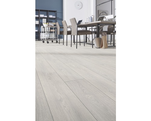 Heller Laminatboden in einem Büro mit Möbeln