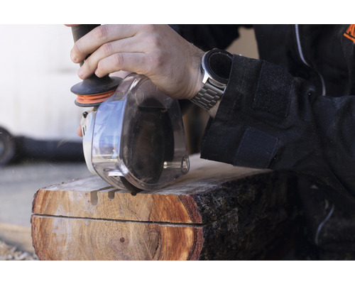 Eine Person schleift ein Stück Holz mit einer Schleifmaschine.