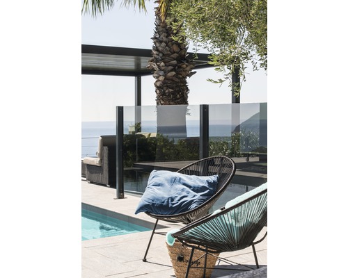 Außenbereich mit Pool, Lounge Möbeln und zwei Korbsesseln mit Kissen