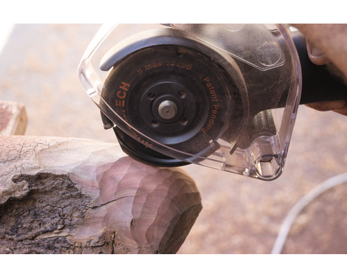 Nahaufnahme eines Winkelschleifers bei der Holzbearbeitung.