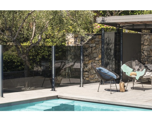 Szene mit Pool, Windschutzwand und Sitzgelegenheiten im Außenbereich