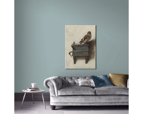 Leinwandbild mit Vogelmotiv über einem grauen Sofa