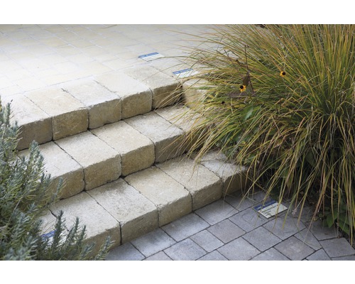 Treppe aus Pflastersteinen im Garten